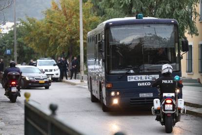 FOTO Prvu skupinu Bad Blue Boysa izveli pred sud u Ateni