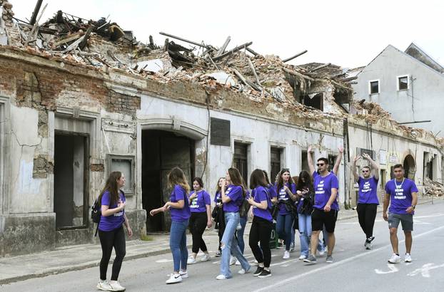 Maturanti u razrušenjoj Petrinji proslavili  kraj srednjoškolskog obrazovanja