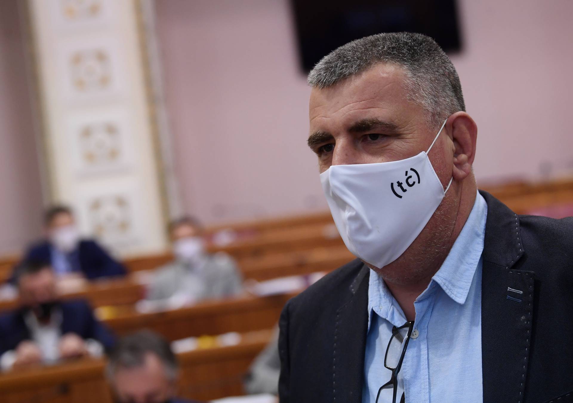 Zagreb: Saborski zastupnici Mosta u Sabor došli s maskama na kojima piše "tć"