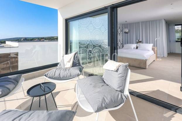 Opa! Vila na Pagu opremljena je tako da ni ne morate na plažu