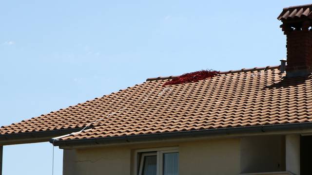 Incident iznad Istre: S MIG-a otpala meta i pala na krov kuće