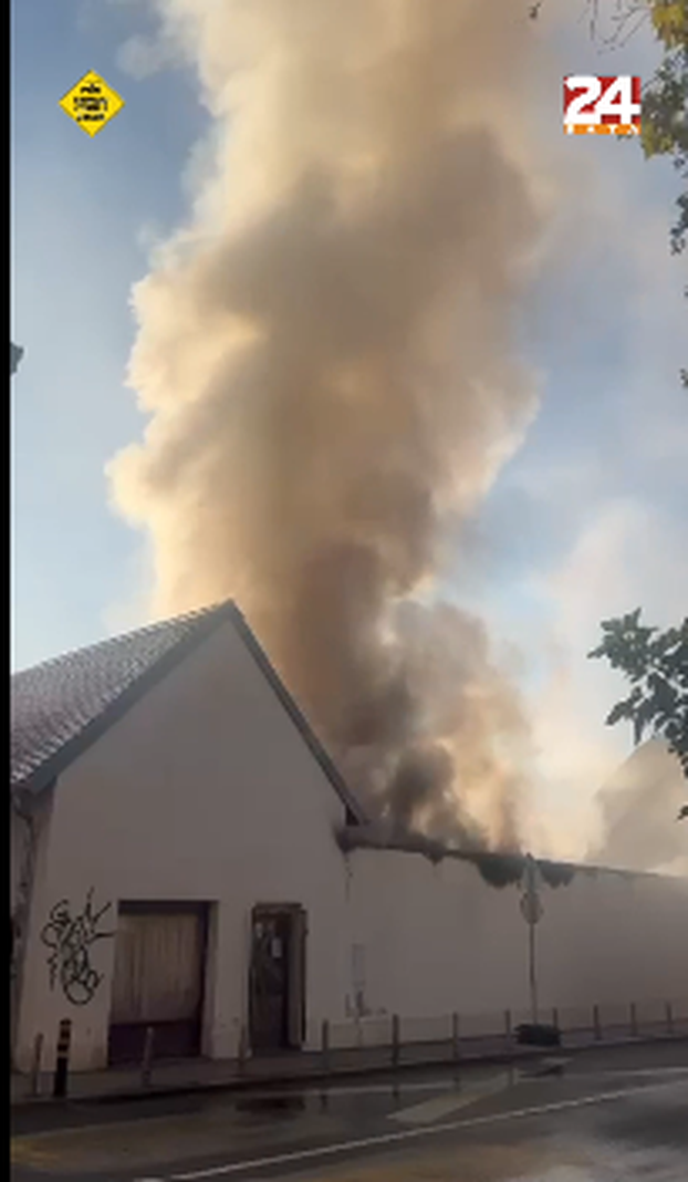 FOTO Dramatični prizori iz Zagreba: Zapalila se kuća kod Kaptola, nebom se širi gusti dim
