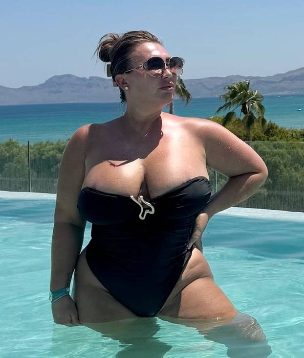 *PREMIUM-EXCLUSIVE* MUST CALL FOR PRICING BEFORE USAGE  - Former Towie star Lauren Goodger is pictured enjoying summer vacation in Portugal!
*PICTURES TAKEN ON 28/07/2025*