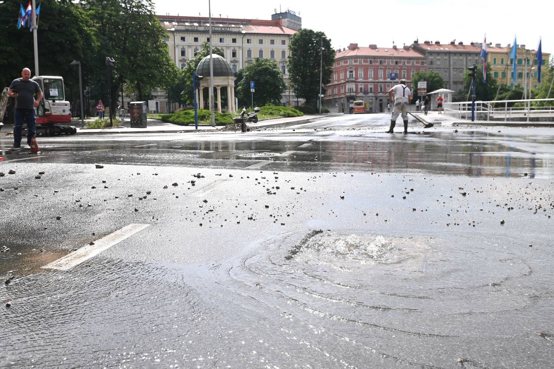 Poplava u centru Rijeke: Bager oštetio vodovodnu cijev, puno stanovnika ostalo je bez vode