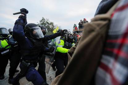 FOTO Ovako izgledaju Trumpovi prosvjednici, ušli su u Kongres