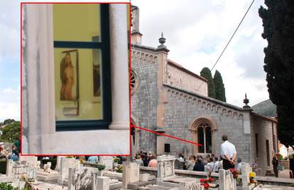 Ljude je na sprovodu dočekala fotografija gole žene u kapelici