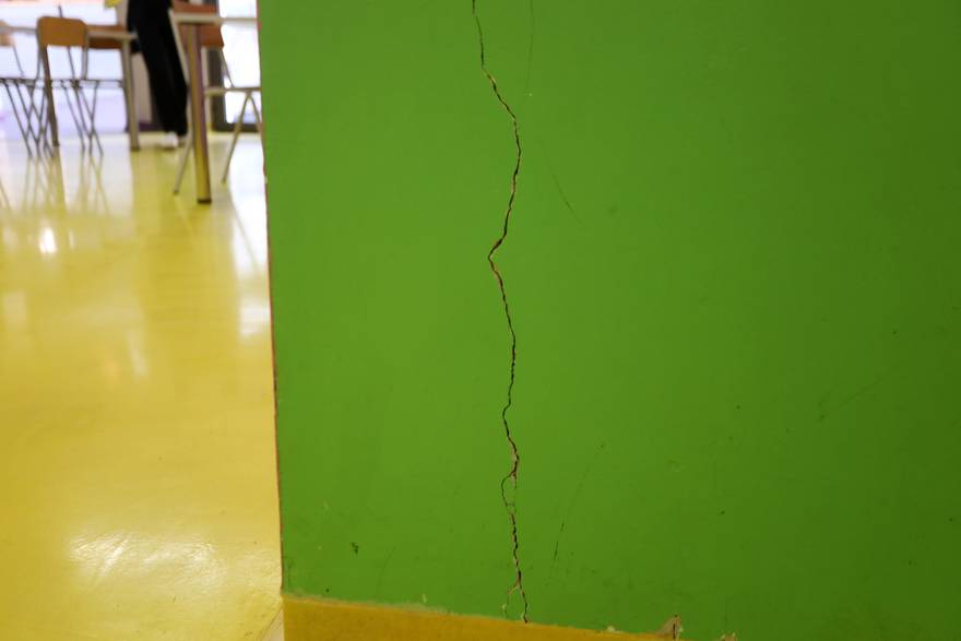 Osnovna škola na Krku napuknula je nakon potresa. Učenicima rekli da ne dolaze