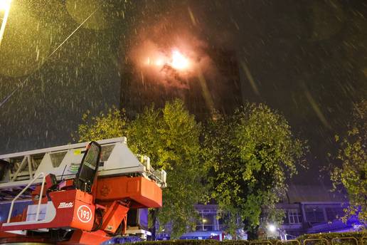 VIDEO Vatra se širi ventilacijom Vjesnika u Zagrebu: 'Vatrogasci su u vrlo opasnoj situaciji'