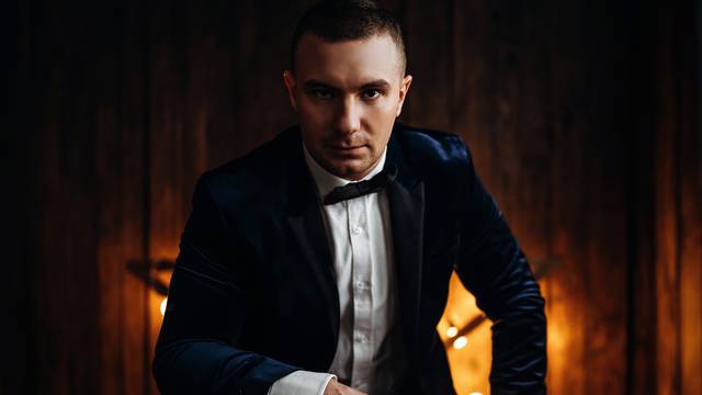 Portrait photo of man in suit