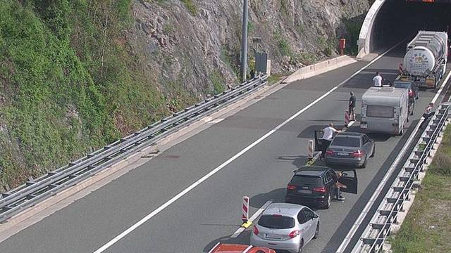 Sudarila su se tri auta u tunelu Sveti Rok, nastale kilometarske gužve: Jedan čovjek ozlijeđen