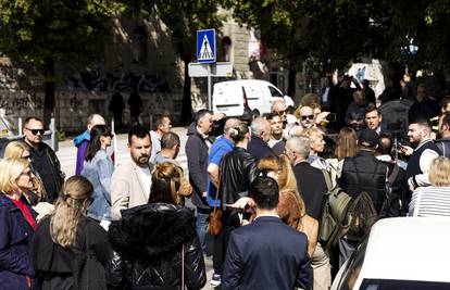 Miran prosvjed protiv gradnje objekta 'Small Mall'  u Splitu, stigli su i brojni političari...