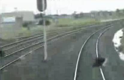 Pao pred vlak i centimetri su  ga dijelili od bolne smrti