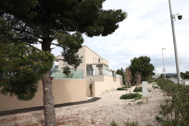 Šibenik: Novoizgrađene vile na plaži Rezalište u Brodarici