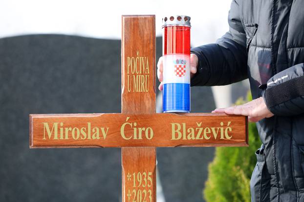 Zagreb: Sestra pokojnog Ćire zapalila je svijeću na njegovom grobu