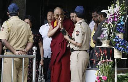 Mumbai: Nasmijani Dalaj lama izašao je iz bolnice