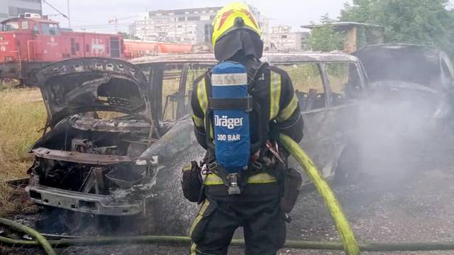 U Zagrebu se zapalio kombi, vatra se proširila na drugi auto