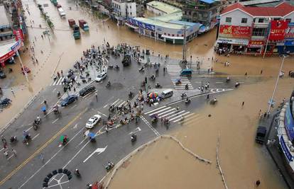 U poplavama u Kini mrtvo 63, evakuirano 1,7 milijun