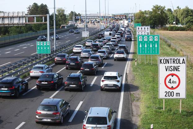 Zagreb: Gužve na naplatnim kućicama u Lučkom prema moru