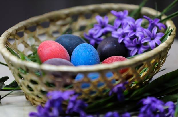 Svjetlucave pisanice kuhane u crnom i bijelom vinu i obojane prirodnim bojama