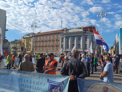 FOTO/VIDEO Klečavci molili na jednoj strani Trga bana Jelačića, na drugoj prosvjednici bubnjali