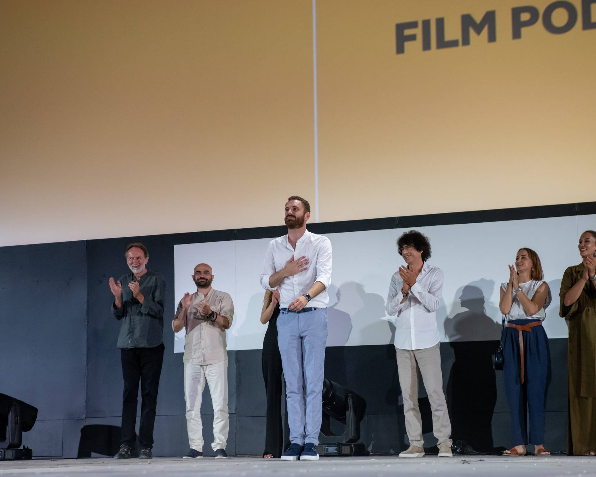 Na premijeri filma 'Šalša' u Puli Arenom se orio smijeh i aplauz