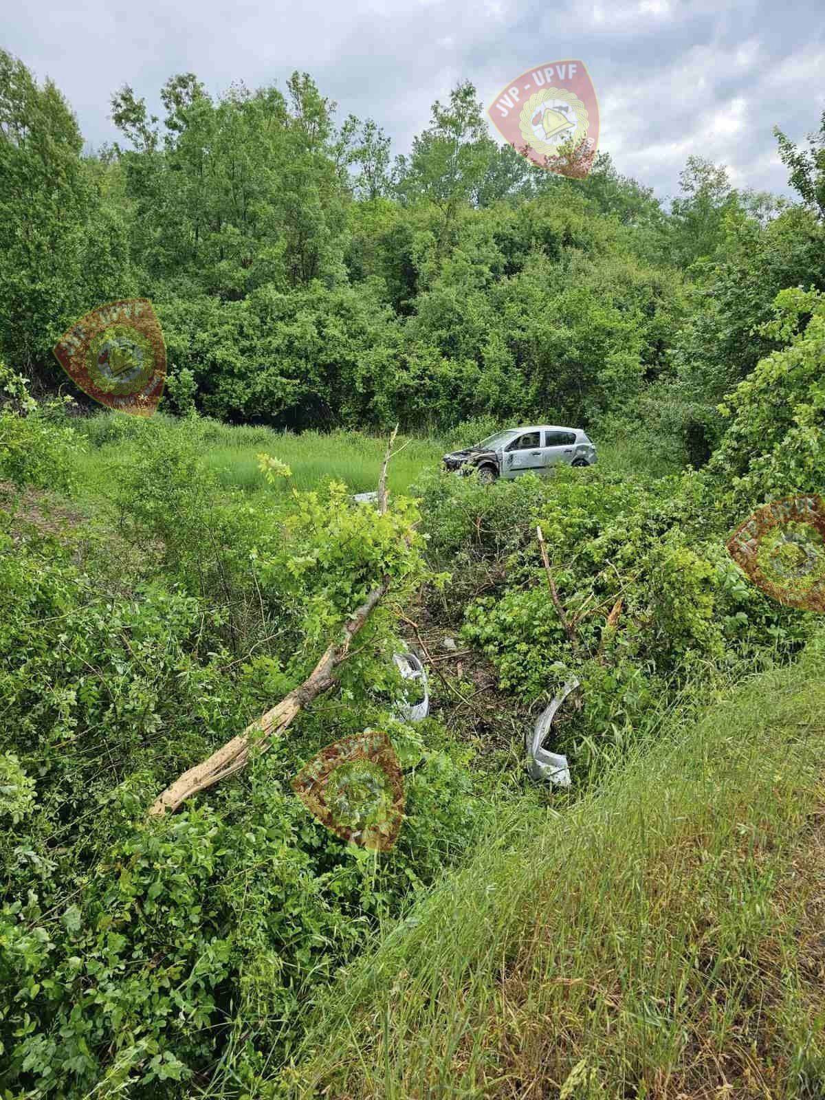 Automobil sletio s ceste kod Umaga: Dvoje ljudi ozlijeđeno