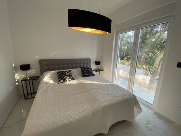 Prodaje se vila u Lunu s velikim bazenom: Cijena? Ma sitnica...