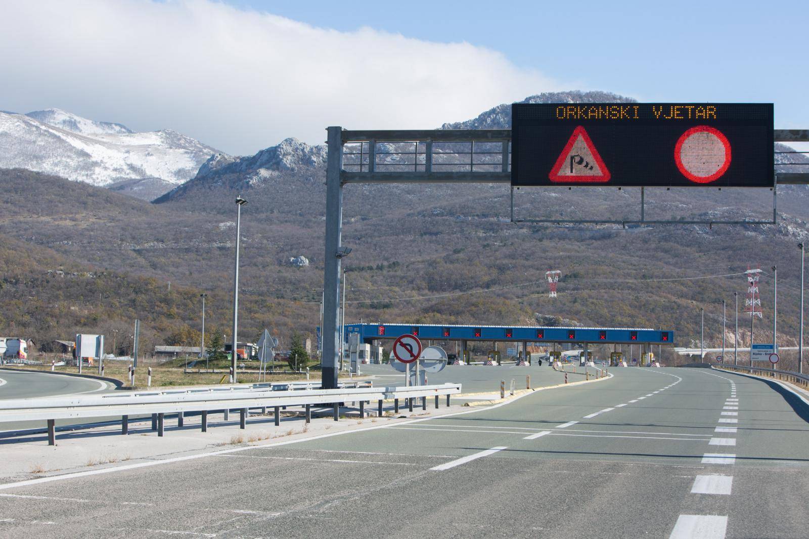 Orkanski udari bure zatvaraju ceste, a sutra nam stiže snijeg