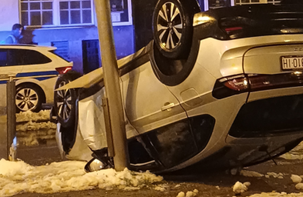 Teška nesreća u Zagrebu: Auto na krovu! Pogledajte fotke