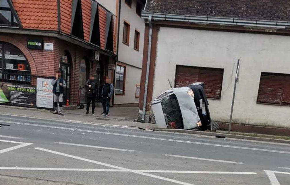 U centru Pitomače prevrnuo se auto na bok, dvoje ozlijeđenih