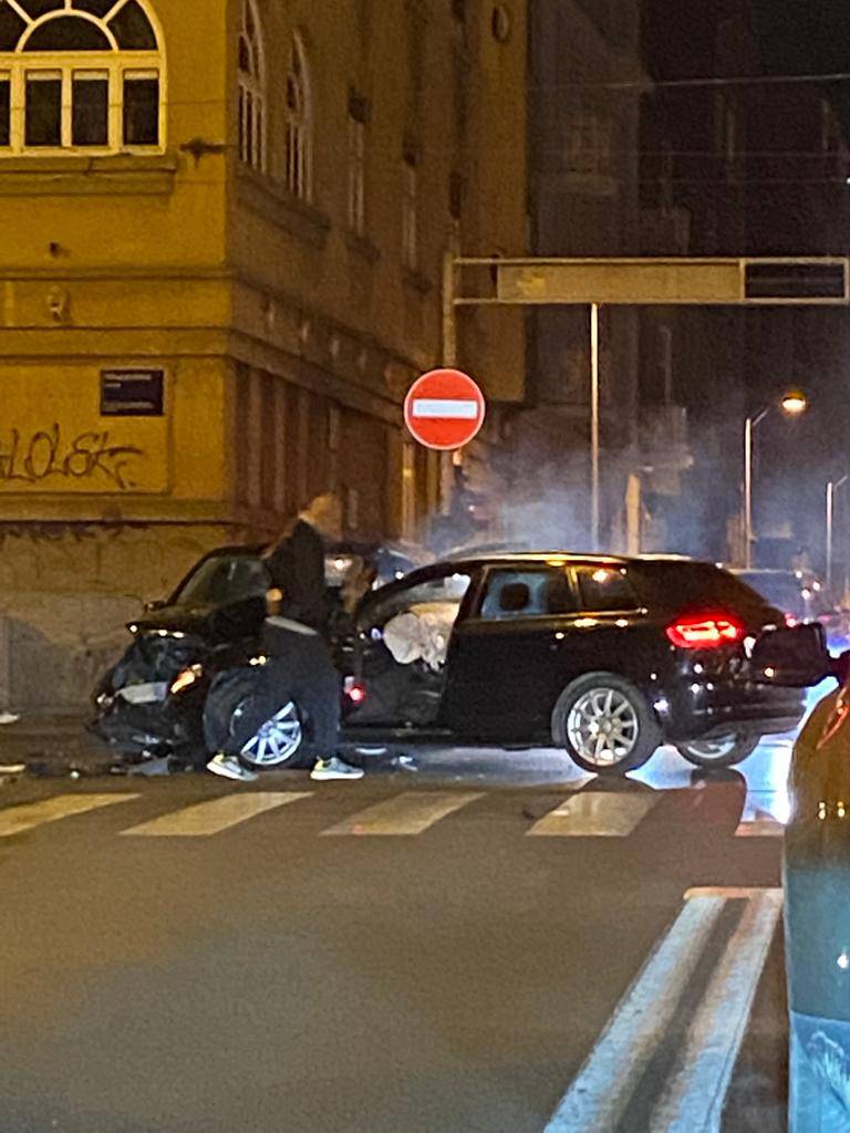 Krš i lom u centru Zagreba: Na križanju se sudarila dva vozila