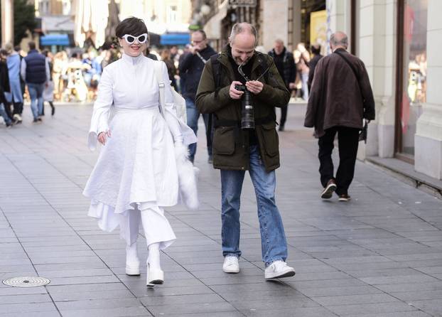 Zagreb: Prepoznatljiva Mirela Holy u društvu dečka prošetala gradom