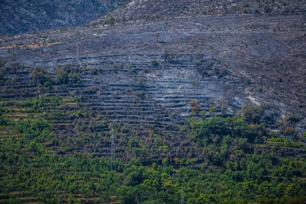 Žrnovnica: Zgarišta po obroncima Mosora