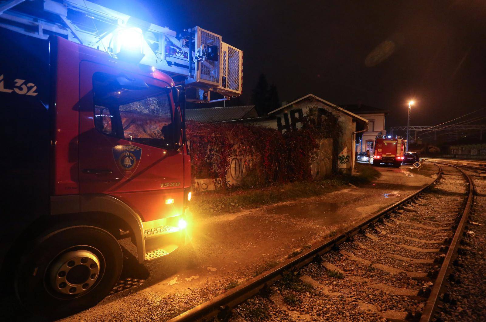 Zagreb: Opet gori na Zapadnom kolodvoru - zapalila se napuštena baraka