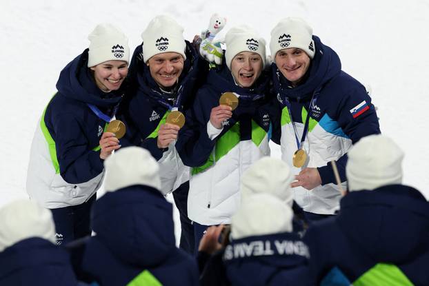 FOTO Slovenci prvi u skijaškim skokovima, brat i sestra osvojili zlato u curlingu, Shiffrin druga