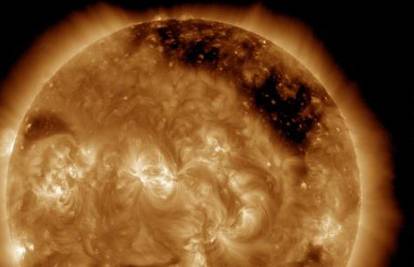 Što se događa sa Suncem? Na njemu su otkrili golemu "rupu"