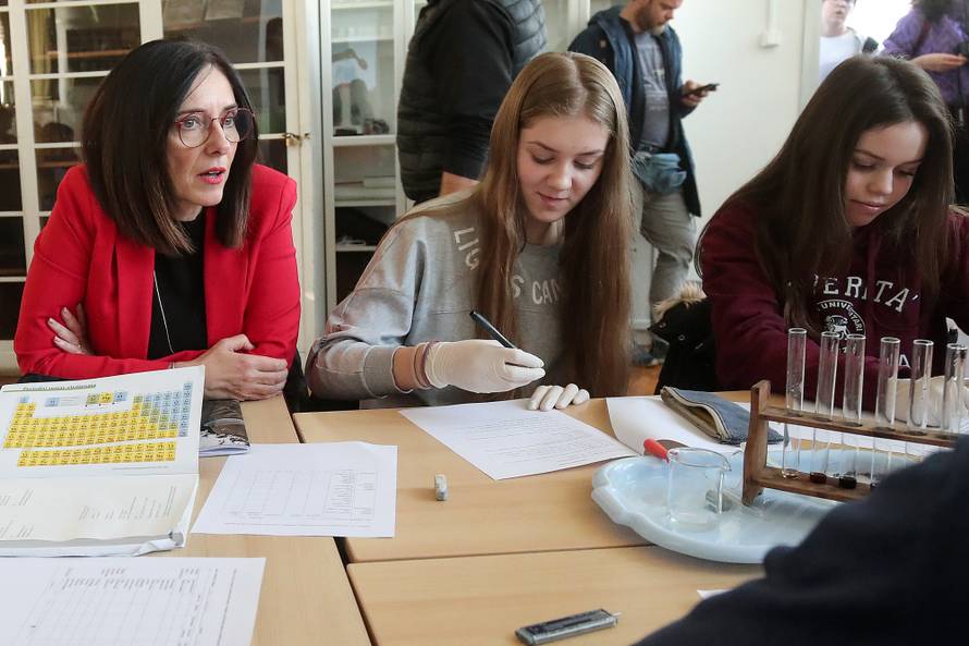 Zagreb: Ministrica Divjak posjetila je IX. gimnaziju i održala sastanak s učiteljima