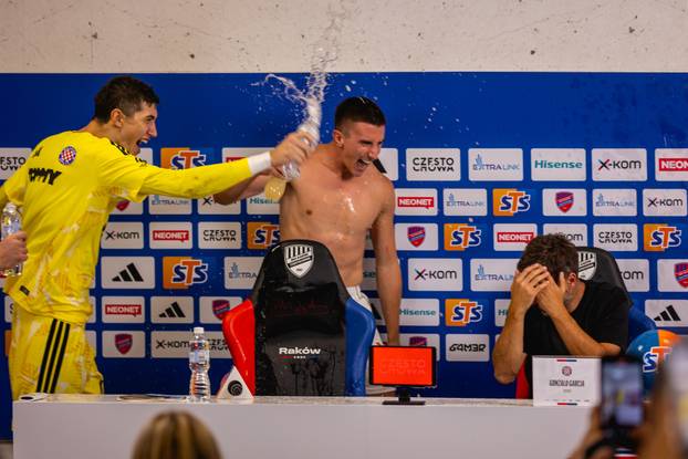 Igra&ccaron;i Hajduka upali na konferenciju za medije  i zalili trenera Garciju