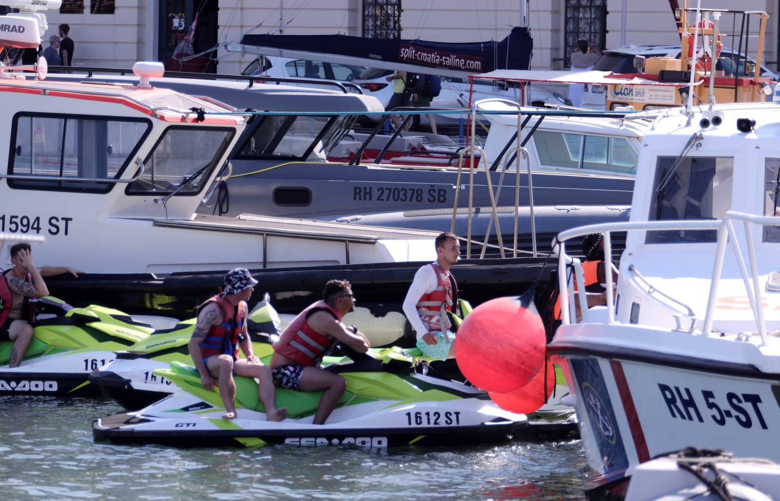 Split: Djelatnici lučke kapetanije u akciji provjere zatekli skupinu turista na jet skijevima bez dozvola