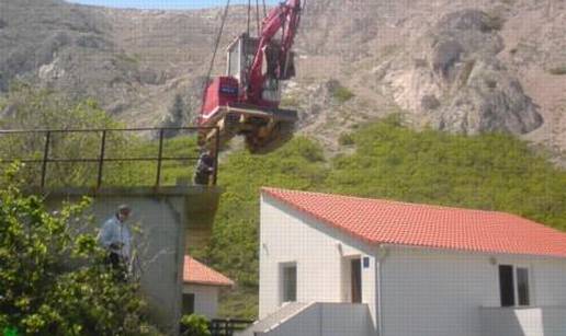 Radnici  na Pagu dizalicom prenijeli bager na gradilište