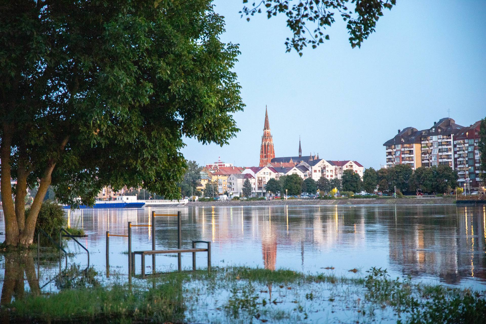 Drava se u popodnevnim satima prelila na šetnicu u Osijeku