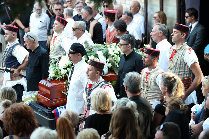 Tisuće ljudi na sprovodu: Oliver je pokopan uz bakljadu Torcide