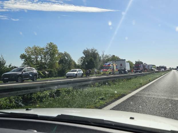 FOTO I VIDEO Galerija užasa kod Rugvice. Vatrogasci spašavali vozača, HAK: Kolona je 6 km