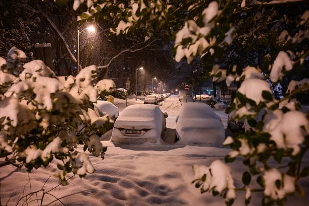 Zagreb: Snijeg pada bez prestanka od jutros