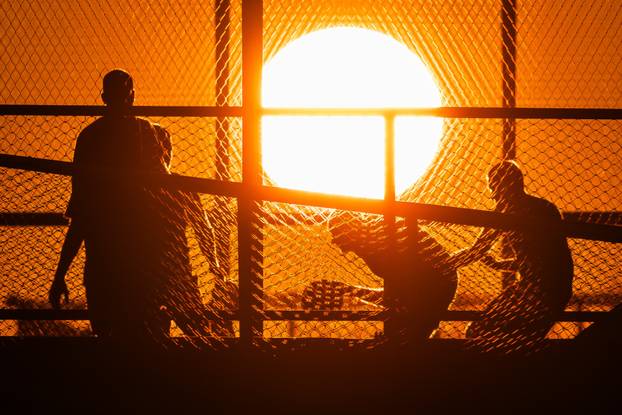 Zalazak sunca iznad igrališta na Žnjanskom platou