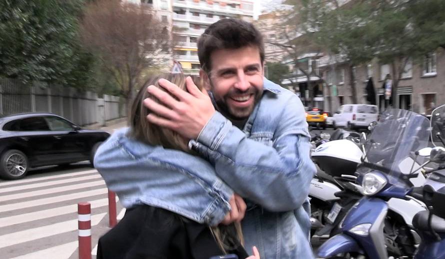 Gerard Piqué and Clara Chía stroll hand in hand through the streets of Barcelona