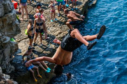 FOTO Lude akrobacije na plaži u Puli: Kupači 'lete' sa stijena, evo kako se bježi od vrućina...