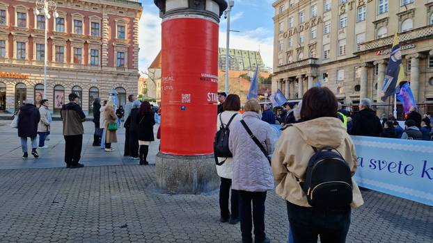 FOTO Molitelji po hrvatskim trgovima: Evo kako je bilo u Zagrebu, Splitu, Karlovcu...