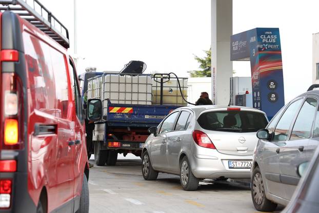 Kaštela: Gužve na benzinskim postajama zbog povećanja cijena goriva
