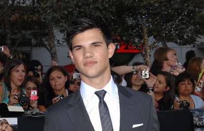 Taylor Lautner se ponaša kao diva i tuži dobavljače